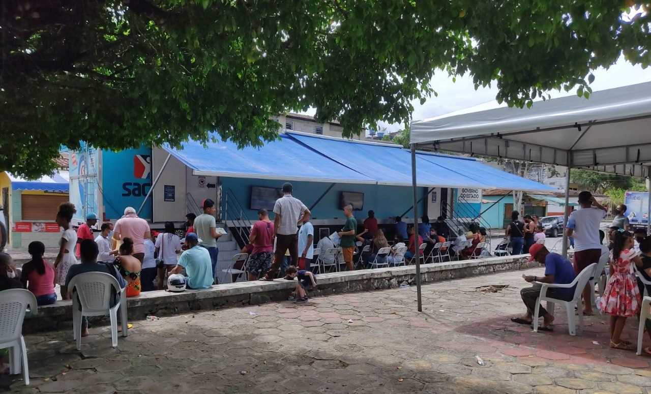 Camacã: Prefeito Paulo do Gás e vice- prefeito Rai visitam o SAC móvel